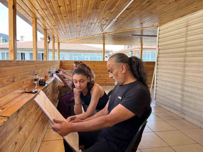 Ressam Erol Depremzede Öğrencileri Güzel Sanatlar Fakültesine Ücretsiz Hazırlıyor