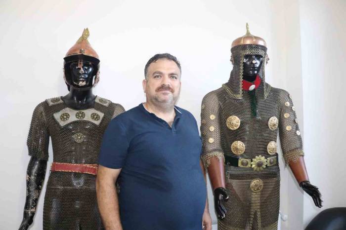 Hobi Olarak Savaş Zırhı Yapıyor, Talepleri İse Geri Çeviriyor