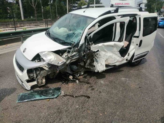 Bariyerlere Çarpan Hafif Ticari Araç Metrelerce Savruldu, Sürücüsü Sıkıştı