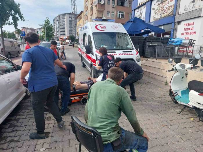 Motosiklet Yayaya Çarptı: 2 Yaralı