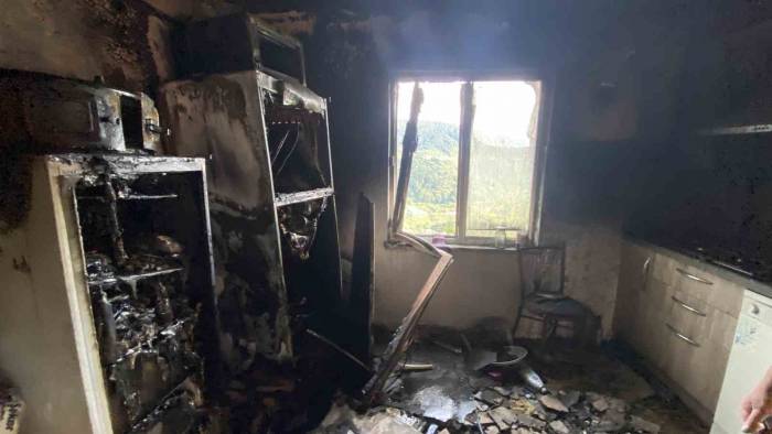 Buzdolabından Çıkan Yangın Evi Kullanılmaz Hale Getirdi