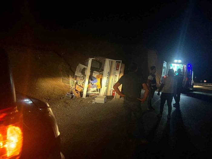 Kontrolden Çıkan Kamyonet Devrildi: 2 Yaralı