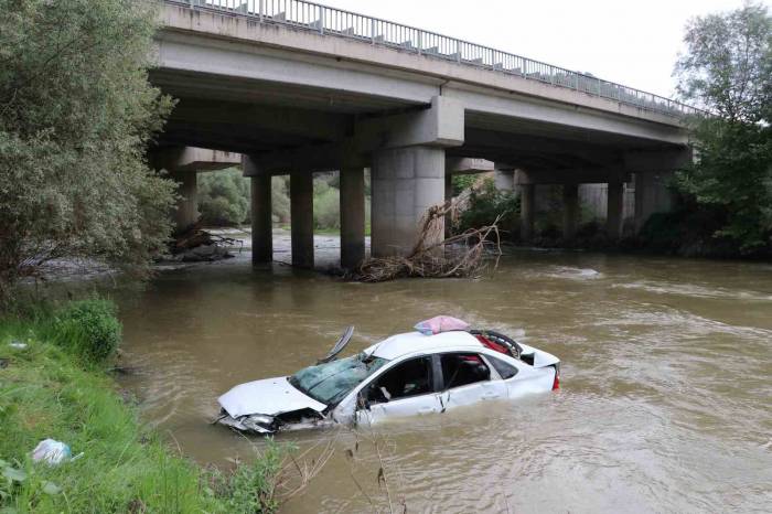 Amasya’da Otomobil Yeşilırmak’a Uçtu: Aynı Aileden 5 Kişi Yaralandı