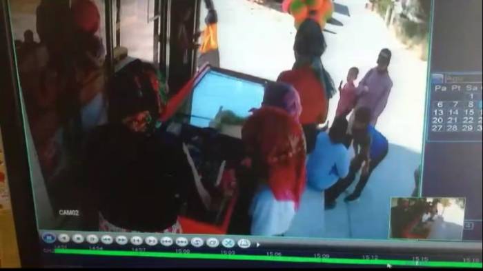 Dükkan Sahibi Namaz Kılarken Bakkaldan Dondurma Çaldılar...o Anlar Kamerada