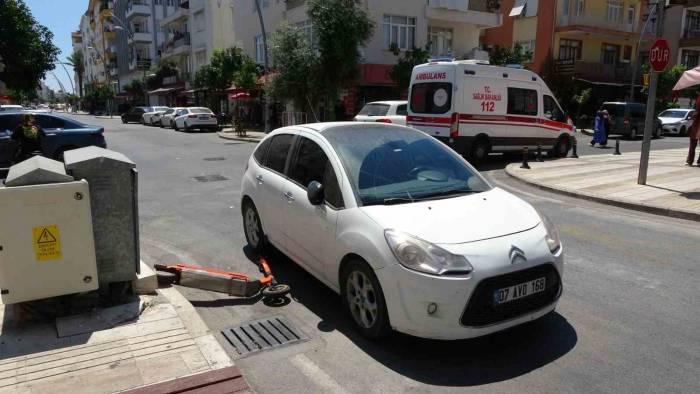 Elektrikli Scooter Otomobil İle Çarpıştı