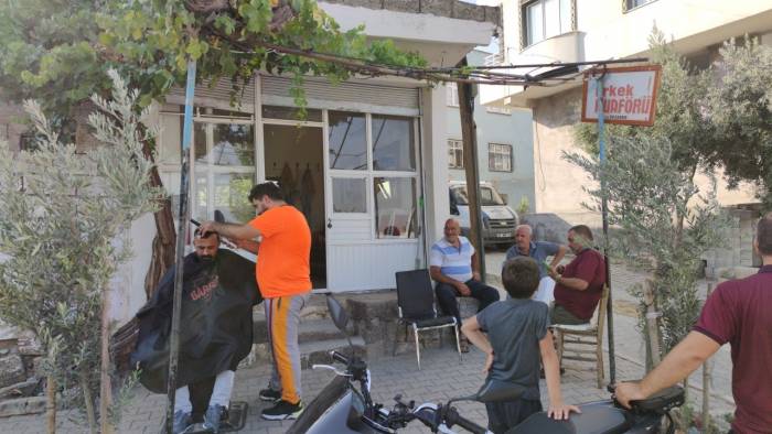 Sıcak Havalar Berber Dükkanlarını Sokağa Taşıdı