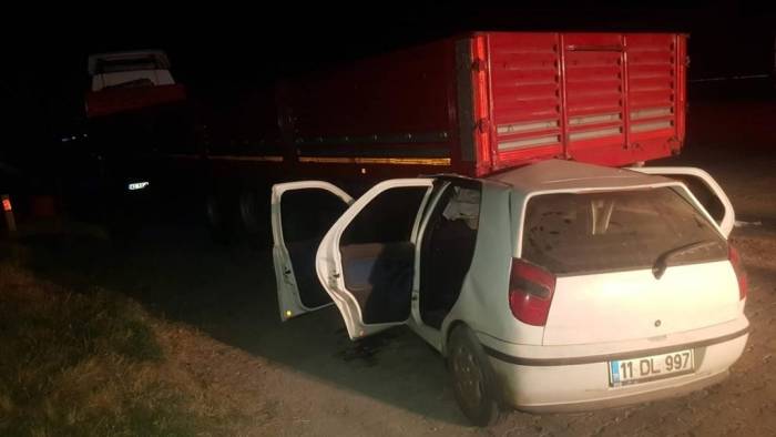 Otomobil, Park Halinde Tırın Dorsesine Arkadan Çarptı: 5 Yaralı