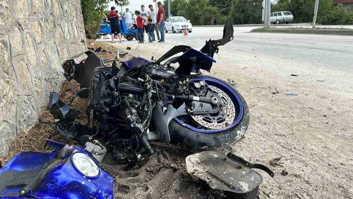 Motosiklet İle Patpat Çarpıştı: 1’i Ağır 3 Yaralı