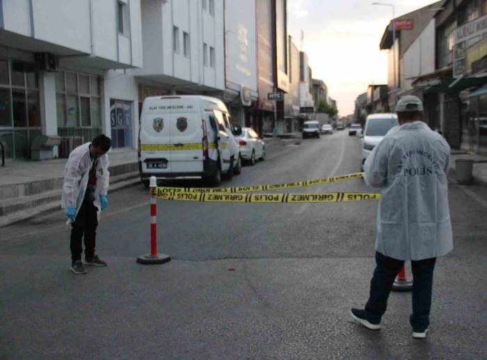 Kıraathaneye Makineli Tüfekle Saldırı: 1’i Polis 2 Yaralı
