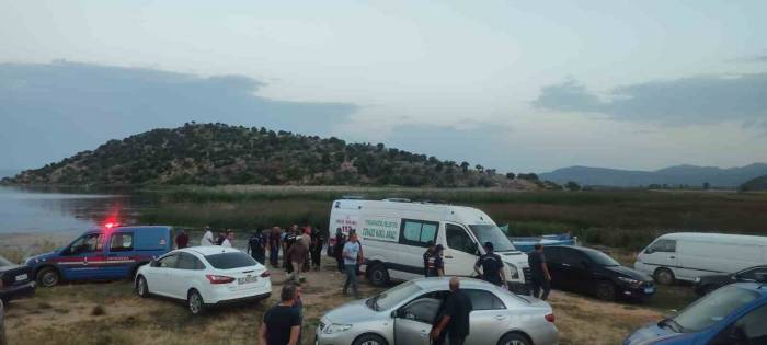 Gölde Batan Teknedeki 2 Kişi Kurtuldu, 1 Kişinin Cansız Bedenine Ulaşıldı