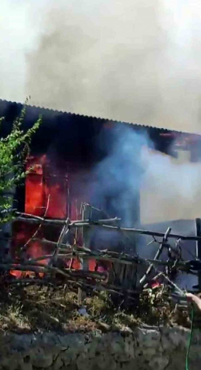 Yayla Evi Alev Alev Yandı, O Anlar Cep Telefonu Kamerasına Yansıdı