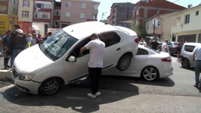 Sultanbeyli’de Refüje Çıkan Aracın Altına Otomobil Girdi: 2 Yaralı