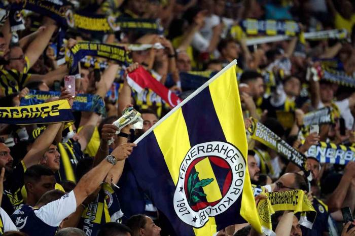 Fenerbahçe, Süper Lig’e Taraftarı Önünde Başladı