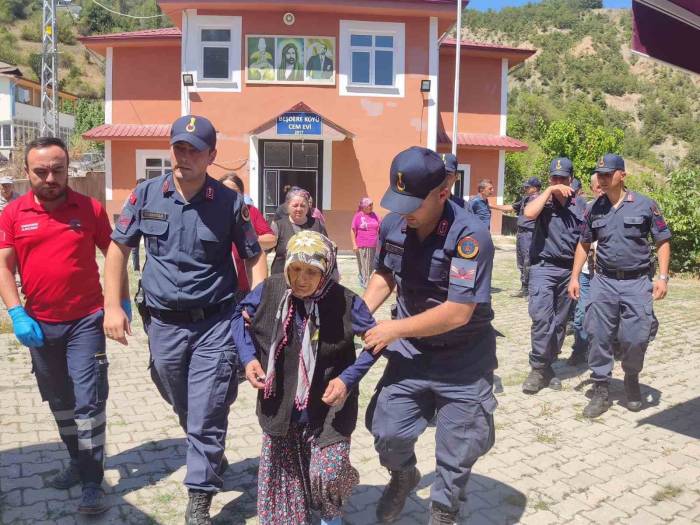 Ormanda Kaybolan Yaşlı Kadın 20 Saat Sonra Bulundu