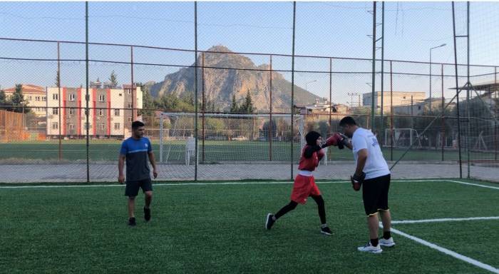 Kozanlı Şampiyon Boksör Azra Nur Çetin Avrupa Yolcusu