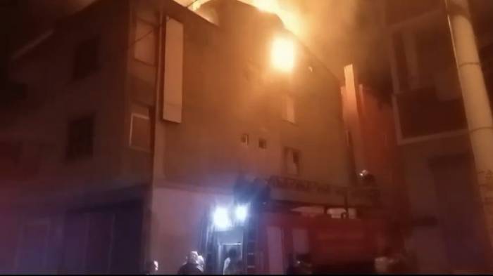 Yangında Alevler Geceyi Aydınlattı: 3 Yaralı
