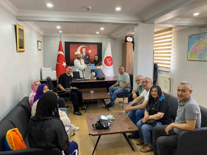 Filipinli Genç Kız Müslüman Odu