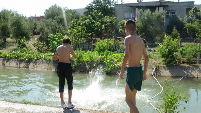 Sıcak Bunaltınca Yüzmesi Yasak Olan Kanalda Serinlediler