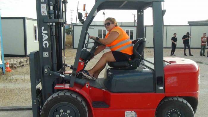 Bu Kadınlar Forklift Operatörü