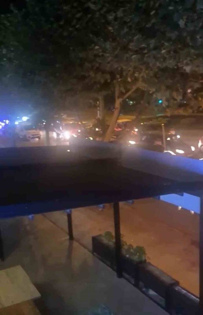 Trafiği Kesip Halaya Durdular, Sireni Görünce Böyle Kaçtılar