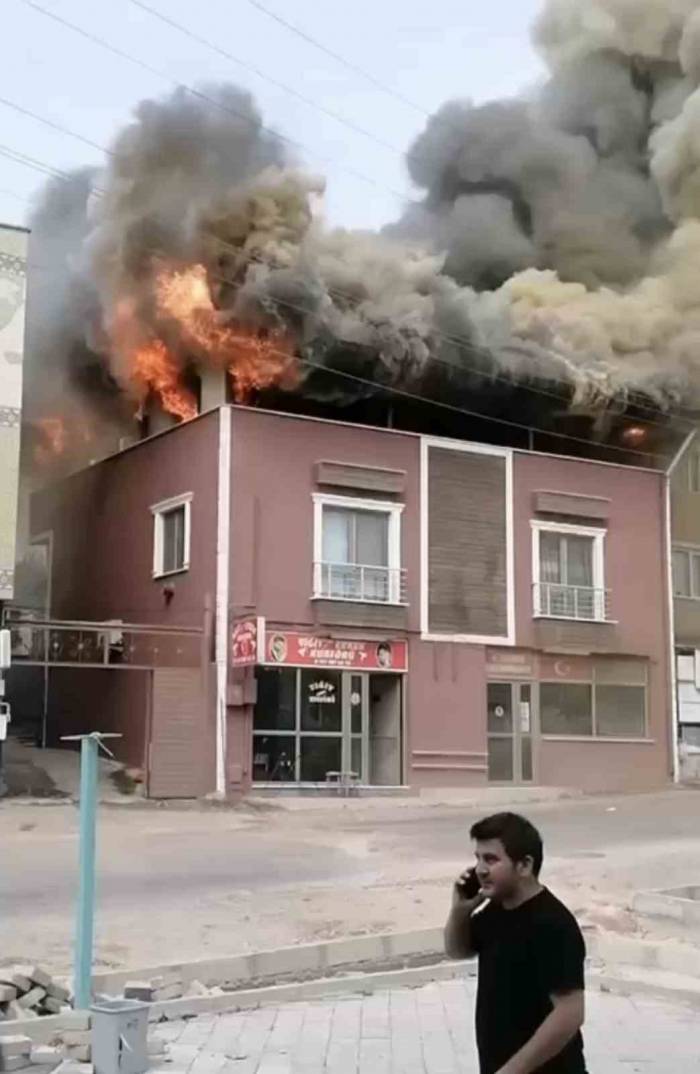 Binanın Çatı Katı Alevlere Teslim Oldu