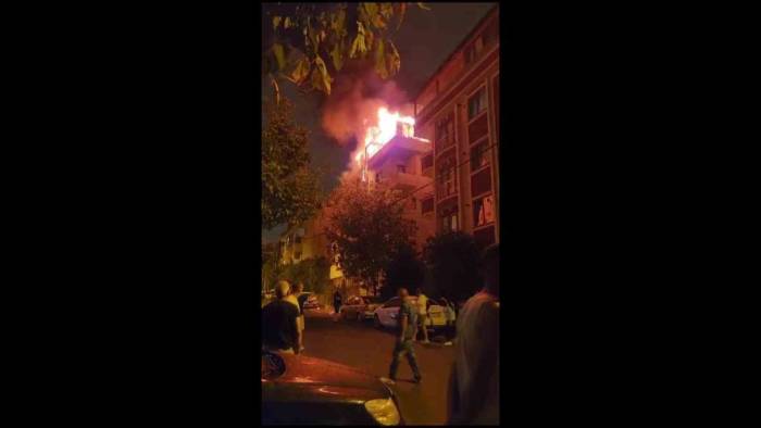 Çekmeköy’de 5 Katlı Binanın Çatı Katı Alev Alev Yandı