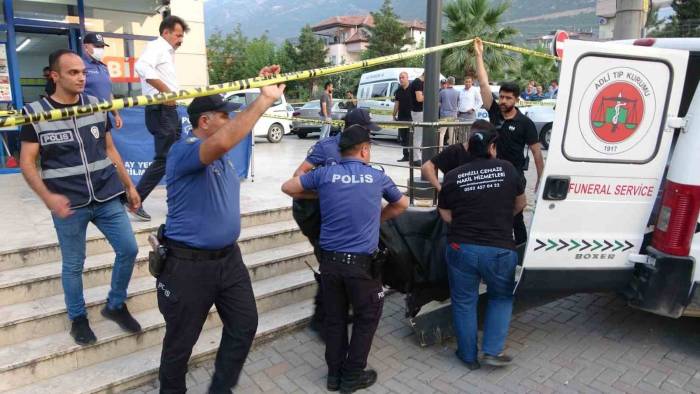 Markette Kan Donduran Olay: Eşini Silahla Vuran Koca İntihar Etti