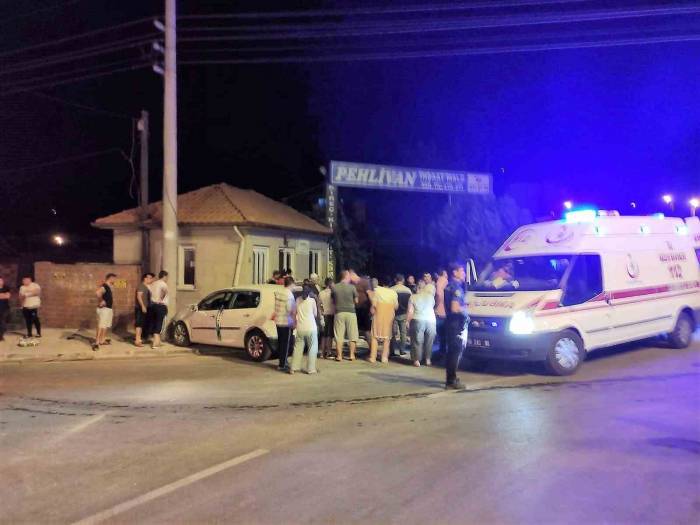 Virajı Alamayan Otomobil Son Sürat Duvara Çarptı: 2 Yaralı