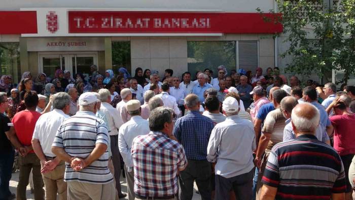 Banka Şubesinin Kapanacağını Öğrenen Çiftçilerden Oturma Eylemi
