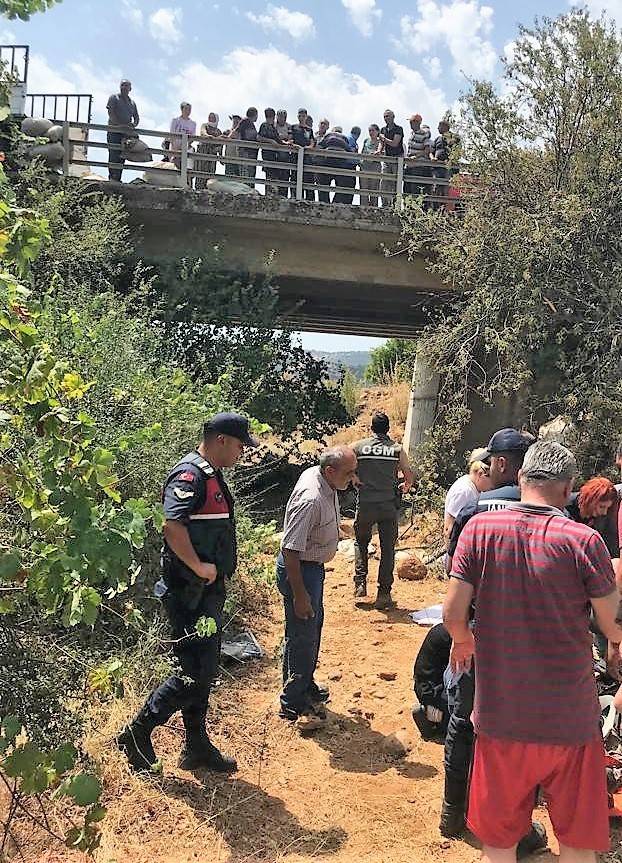 Köprüye Çarpan Kamyonetteki Tarım İşçilerini Dereye Düştü: 1 Ölü, 3 Yaralı
