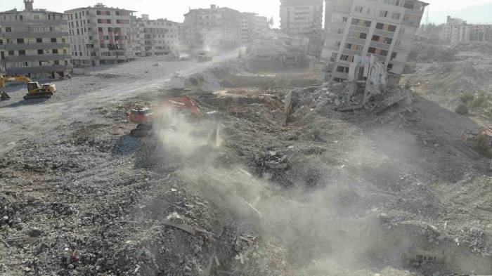 Enkaz Kentte 45 Dereceyi Bulan Basra Sıcağında Zorlu Yıkım