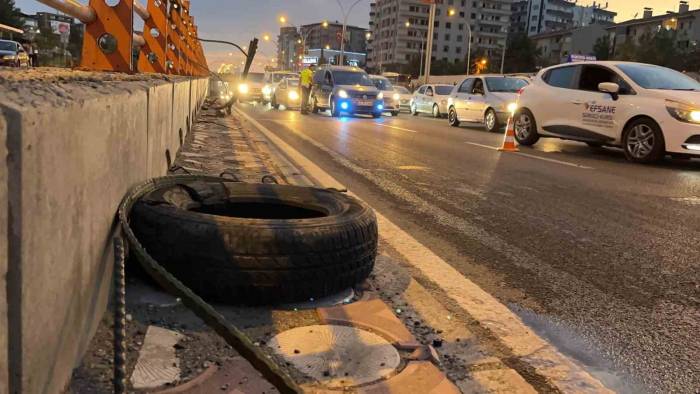 Hızını Alamayan Araç Refüje Çarptı: 3 Yaralı