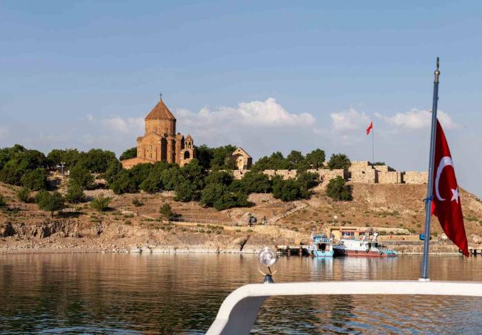 Hilton’dan Van Gölü Maviliklerinde Tekne Turu