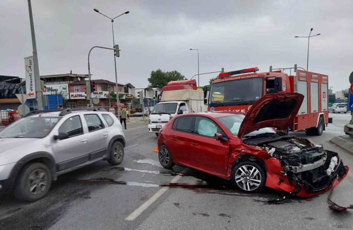 D-100’de Zincirleme Kaza: 4 Yaralı
