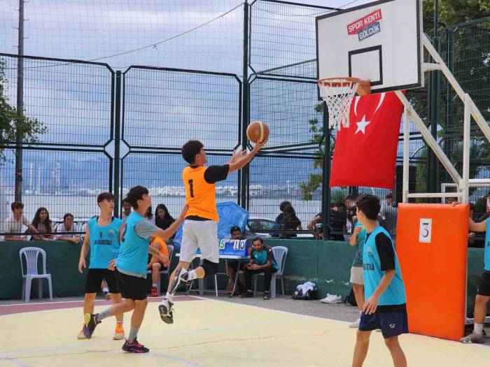Şölen Havasında Geçen Sokak Basketbolu Turnuvası Sonra Erdi