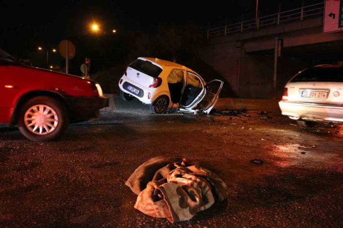 Kaza Yapan Araç Alev Alev Yandı: Araçta Sıkışan 2 Kişi Vatandaşlar Tarafından Kurtarıldı