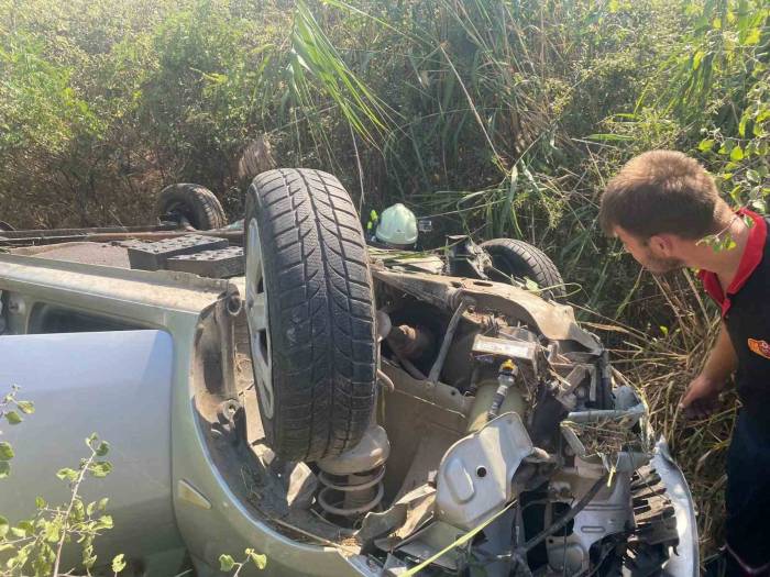 Kazada Otomobilde Sıkışan Yaralıları İtfaiye Erleri Sakinleştirdi
