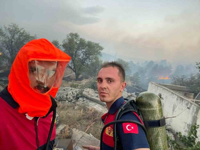 Kamp Alanındaki Yangın Büyüdü, Öso’nun Eğitim Aldığı Kışla Boşaltıldı