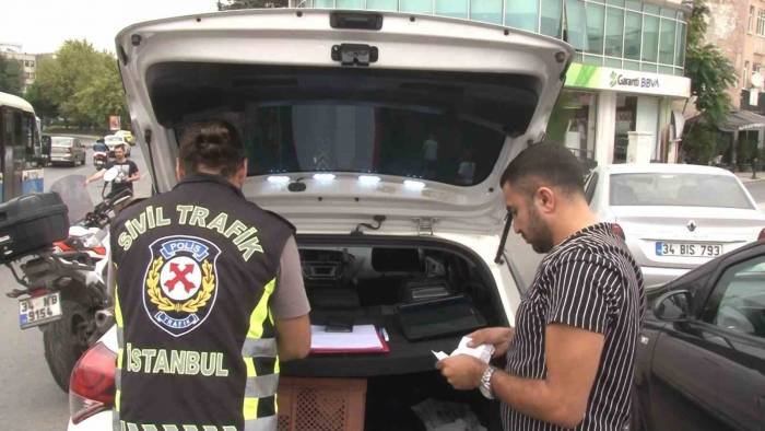 Şoför Olarak Bindiği Minibüsten Yoklama Kaçağı Olarak Çıktı