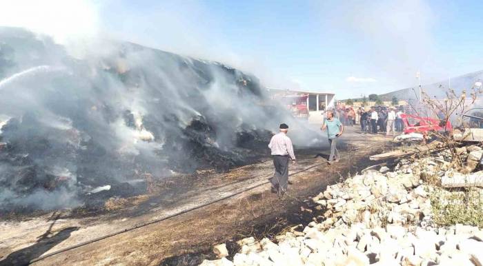 Kütahya’da 9 Saatte Söndürülen Yangında 5 Bin Balya Saman Kül Oldu