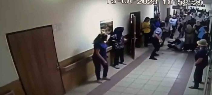 20 Kişi Devlet Hastanesini Bastı, 6 Güvenlik Görevlisi Darp Edildi