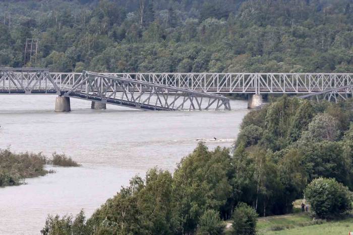 Norveç’te Şiddetli Yağışlar Nedeniyle Demir Yolu Köprüsü Çöktü
