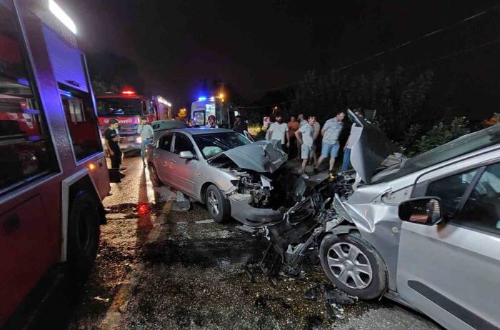 Sakarya’da Otomobil İle Hafif Ticari Araç Kafa Kafaya Çarpıştı: 5 Yaralı