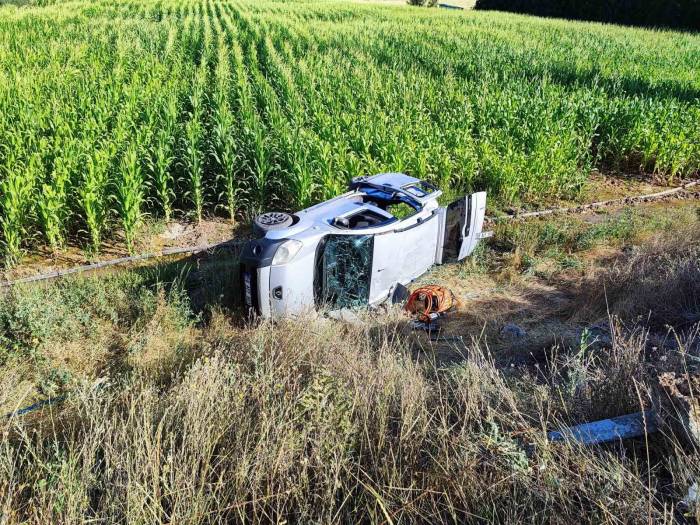 Mısır Tarlasına Uçan Otomobildeki 2 Kişi Yaralandı