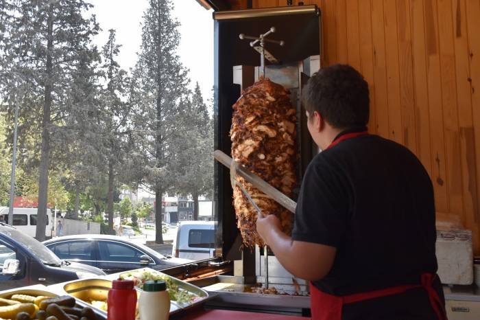 Basra Sıcakları En Çok Dönerci Ustalarını Zorluyor