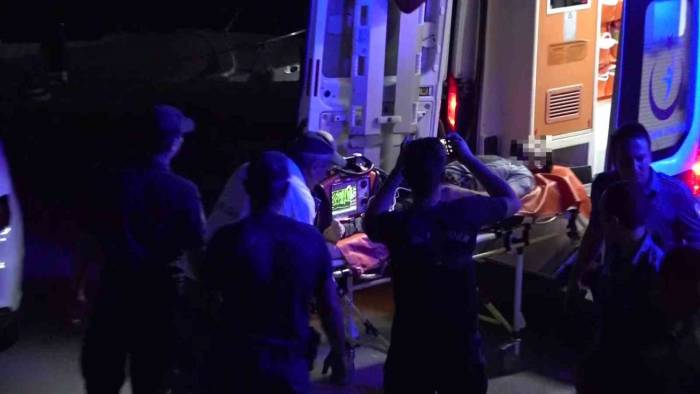 Gece Denize Atlayan 2 Kişiyi Sahil Güvenlik Kurtardı