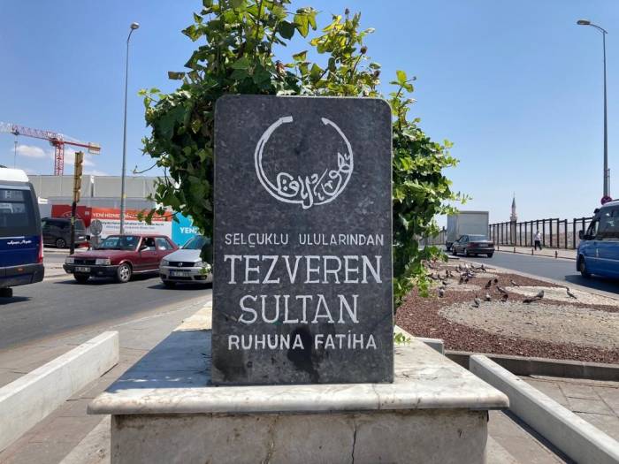 Ankara Yollarındaki Türbeler Görenleri Hayrete Düşürüyor