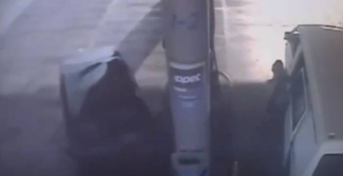 Akaryakıt İstasyonunda Drift Atan Araç Yakıt Pompasına Çarptı: 1 Yaralı