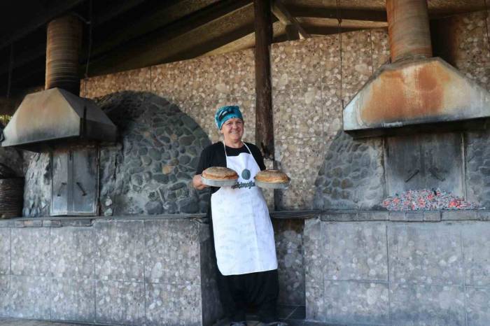 Deprem Enkazından Topladığı Taşlarla Yaptığı Fırında 24 Yıldır Ekmek Üretiyor