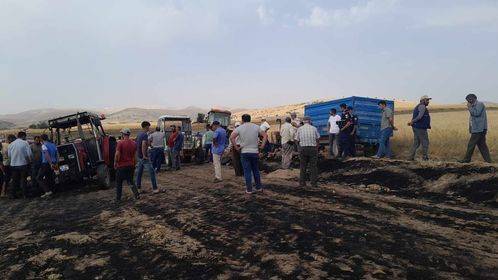 Saman Balyası Yangınında 2 Traktör Yanarak Kullanılamaz Hale Geldi